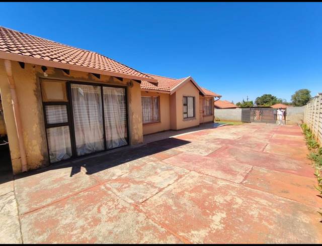 4 BEDROOM HOUSE FOR SALE IN GEELHOUTPARK